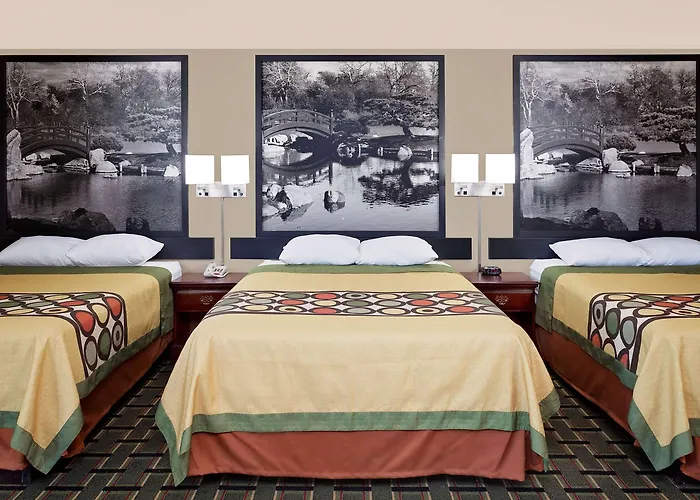 Econo North Hotel 3*